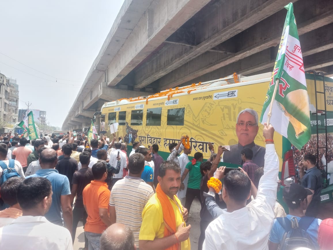 नालंदा में सीएम के स्वागत में खड़े लोग।