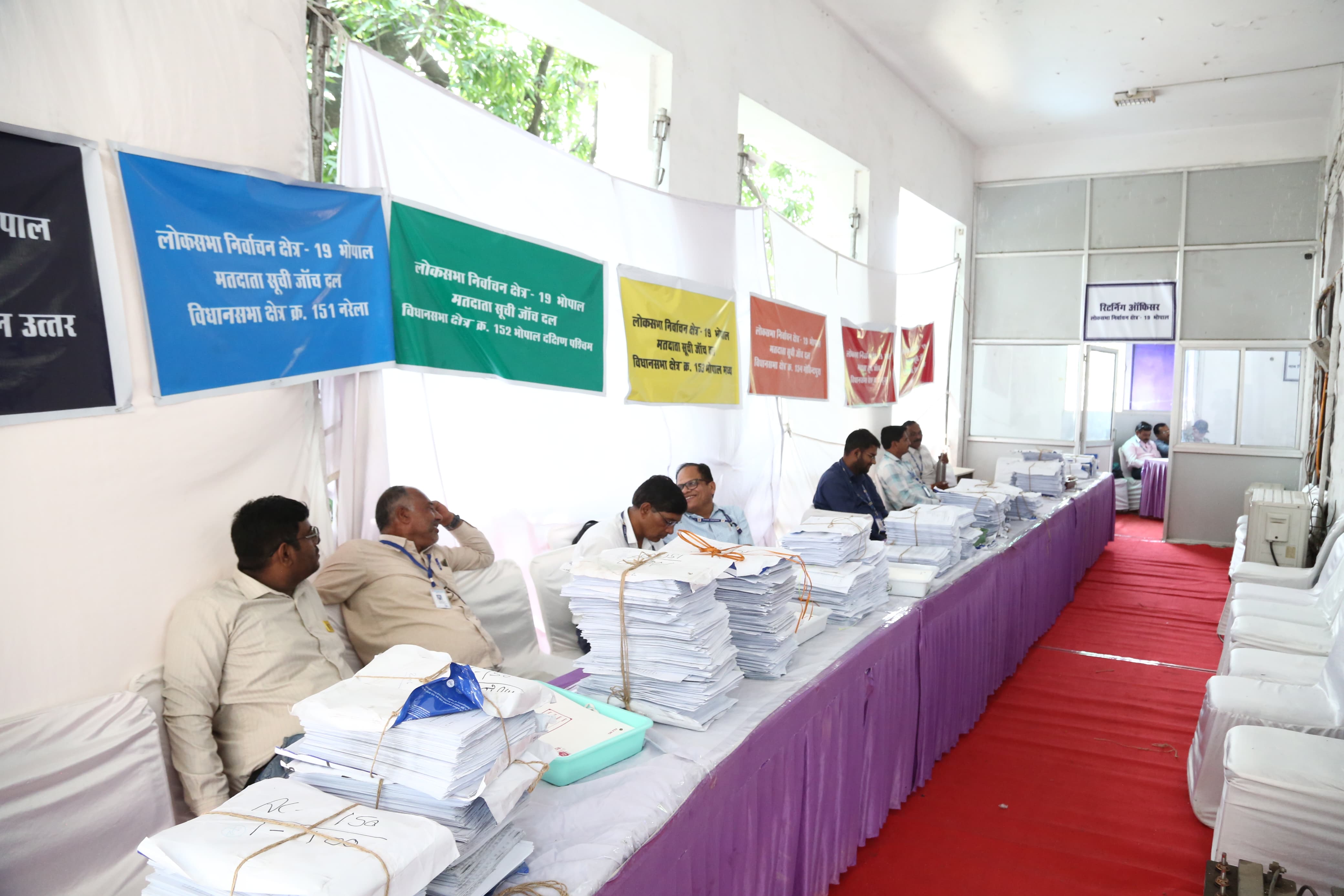 नामांकन प्रक्रिया को सरल बनाने के लिए 12 से अधिक कर्मचारियों की ड्यूटी लगाई गई है।