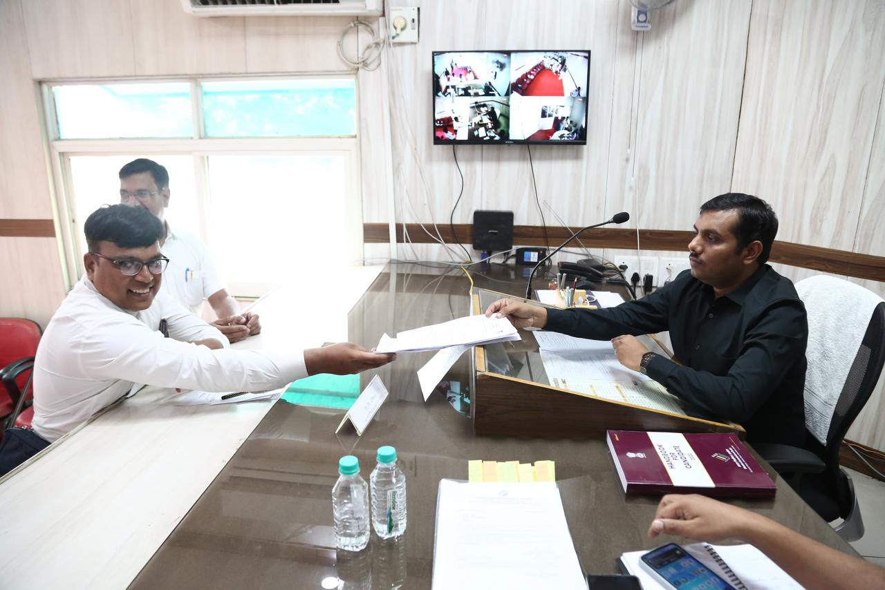 भोपाल लोकसभा सीट से पहला नामांकन जमा करते हुए प्रत्याशी मुदित भटनागर।