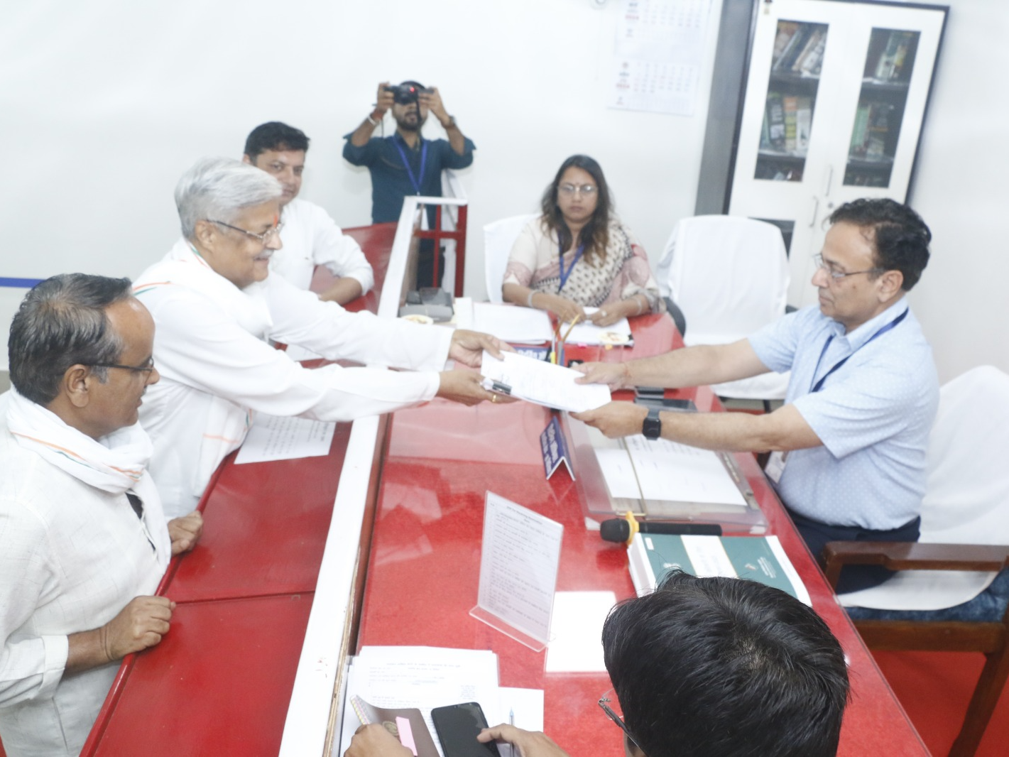 तीसरे चरण के नामांकन के पहले दिन रायसेन कलेक्टर अरविन्द दुबे के समक्ष विदिशा लोकसभा सीट के लिए नामांकन दाखिल करते कांग्रेस प्रत्याशी प्रताप भानु शर्मा। - Dainik Bhaskar