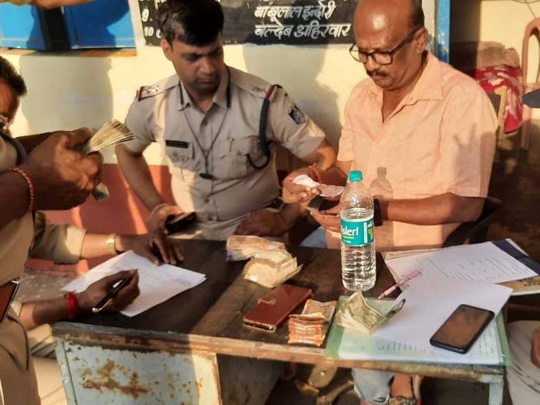 भोपाल के बैरसिया में शुक्रवार को एफएसटी टीम ने सवा लाख रुपए ले जाते हुए पकड़ा। इसकी जांच की जा रही है। - Dainik Bhaskar