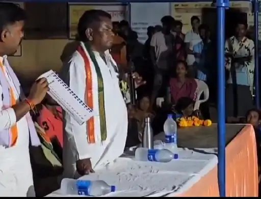 कवासी लखमा ने नैमेड गांव में ग्रामीणों से बातचीत करने के लिए चौपाल लगाई थी।