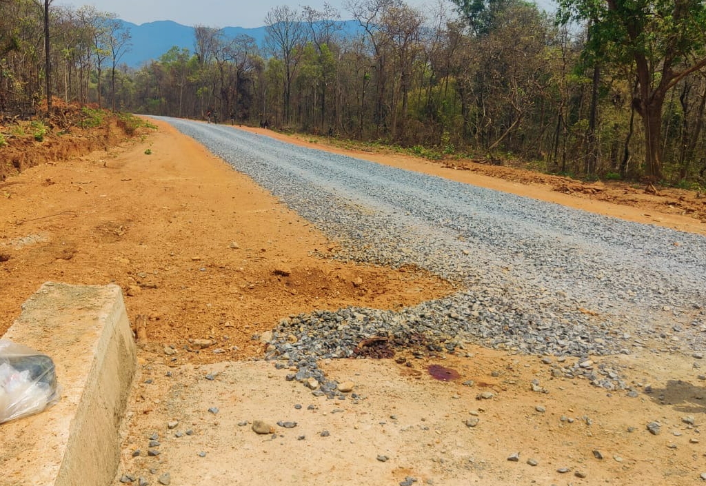 इसी सड़क के किनारे नक्सलियों ने लगाया था बम।