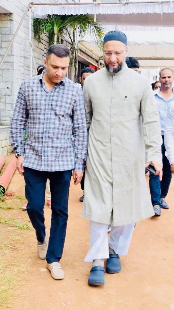 अपने बड़े भाई असदुद्दीन के साथ अकबरुद्दीन ओवैसी। 2012 में विवादित बयान देने के बाद जब अकबरुद्दीन के खिलाफ केस दर्ज हुआ तो बड़े भाई ने ही उन्हें सरेंडर करने की सलाह दी थी।