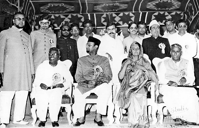 दिसंबर 1978 में इंदिरा गांधी हैदराबाद स्थित AIMIM के मुख्य दफ्तर पहुंची थीं। ये उसी वक्त की तस्वीर है, जिसमें बाएं से दूसरे सलाहुद्दीन ओवैसी इंदिरा गांधी के साथ बैठे हैं।