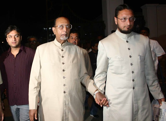 पिता सलाहुद्दीन के साथ उनका हाथ थामे असदुद्दीन ओवैसी और बाएं जींस और शर्ट पहने अकबरुद्दीन ओवैसी हैं। कहा जाता है कि मेडिकल की पढ़ाई बीच में छोड़ने के बाद पिता उनसे नाराज रहने लगे थे।