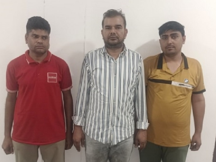 मामले में गुरुवार को दो पूर्व एलडीसी और फर्जी डिग्री पिंट करने वाले को गिरफ्तार किया गया।