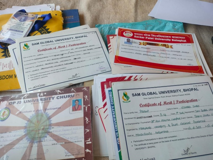 एसओजी ने सुभाष के घर से 7 यूनिवर्सिटी की करीब 50 डिग्रियां बरामद की थीं।