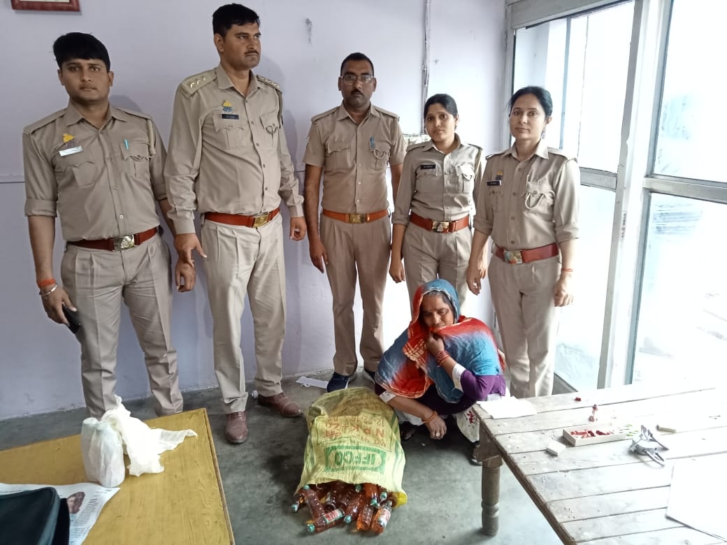 Liquor was being sold in the house of the watchman of Gajraula police