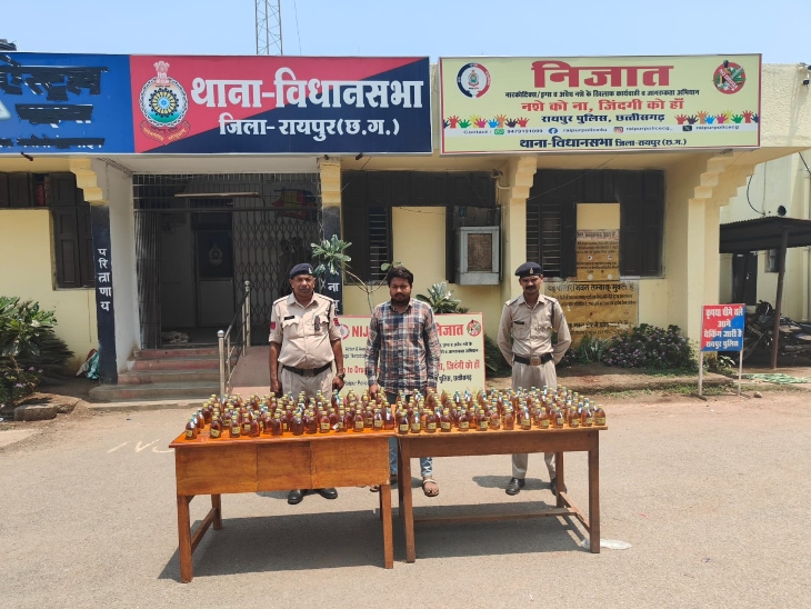पुलिस ने 460 बोतल शराब भी जब्त की है।