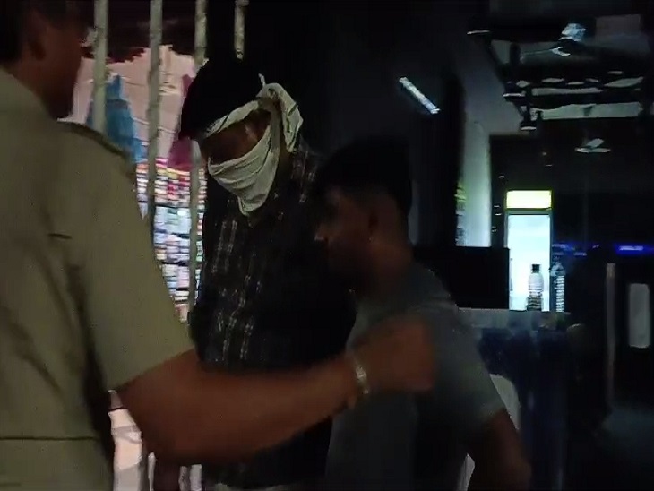 कैफे संचालक के गिरफ्तार कर ले जाते पुलिस वाले - Dainik Bhaskar