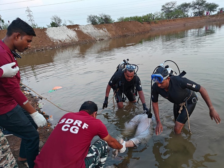 मुरूम खदान से शव को बाहर निकालती एसडीआरएफ की टीम। - Dainik Bhaskar