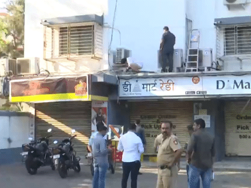 घटना के बाद सलमान के घर के बाहर पुलिस तैनात कर दी गई है। क्राइम ब्रांच की टीम भी जांच करने पहुंच गई है। - Dainik Bhaskar