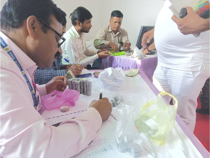 कैंडिडेट मुदित भटनागर ने नामांकन फार्म के साथ 6 हजार रुपए की चिल्लर भी दी थी। जिसे गिनते कर्मचारी।