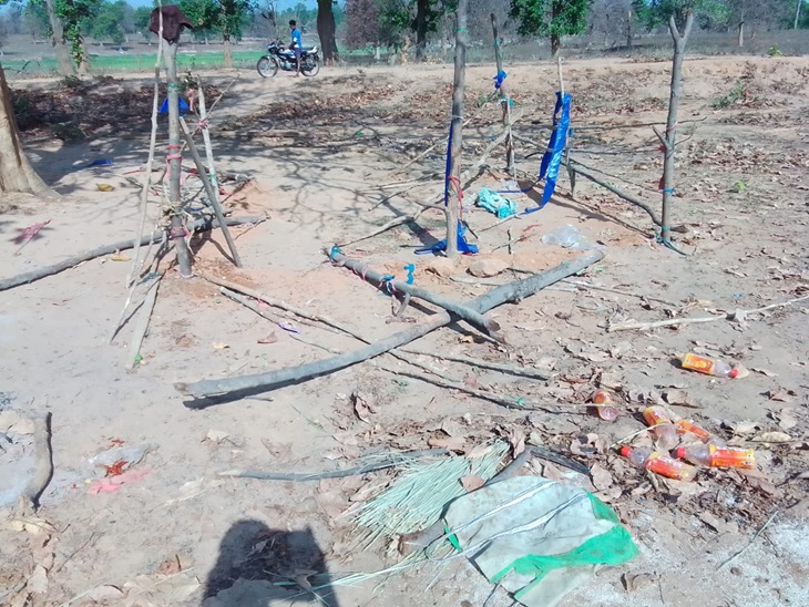 ग्रामीणों का कैंप को हाथी ने उजाड़ा