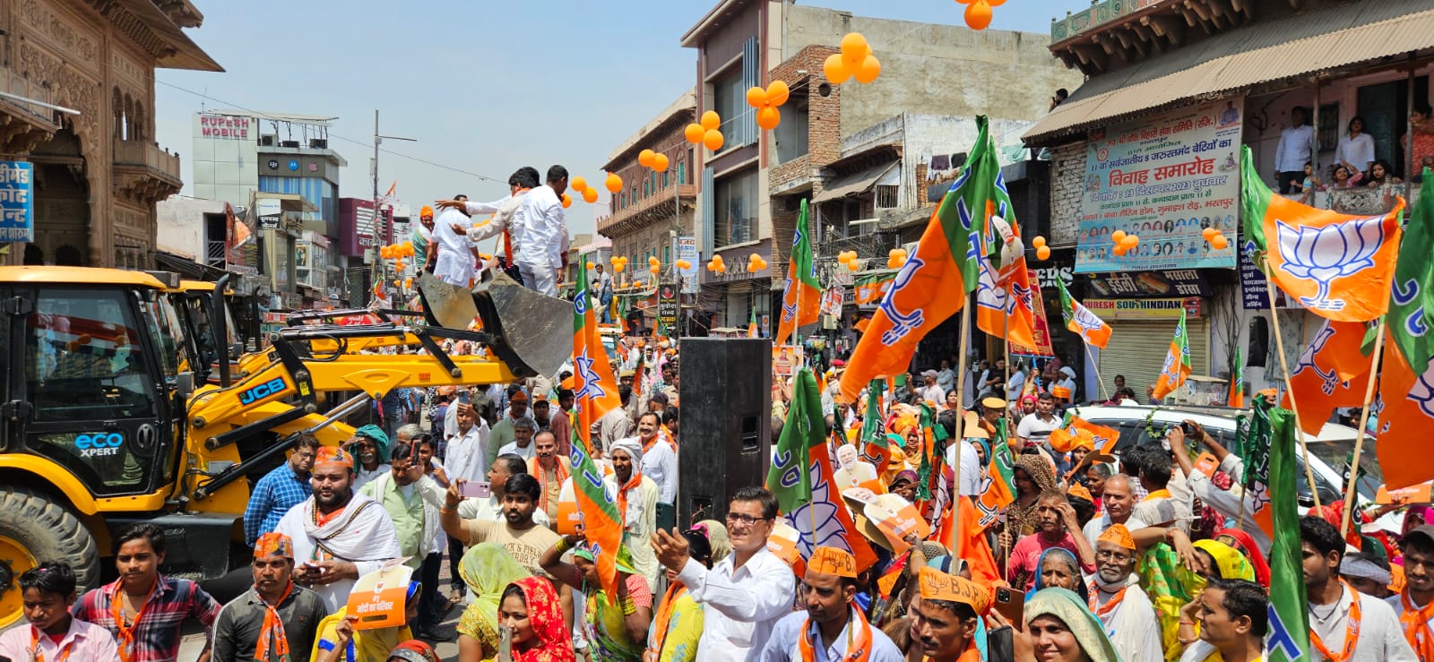 भरतपुर के मुख्य बाजार से होकर सीएम का रोड शो निकला तो जेसीबी से फूल बरसाए गए।