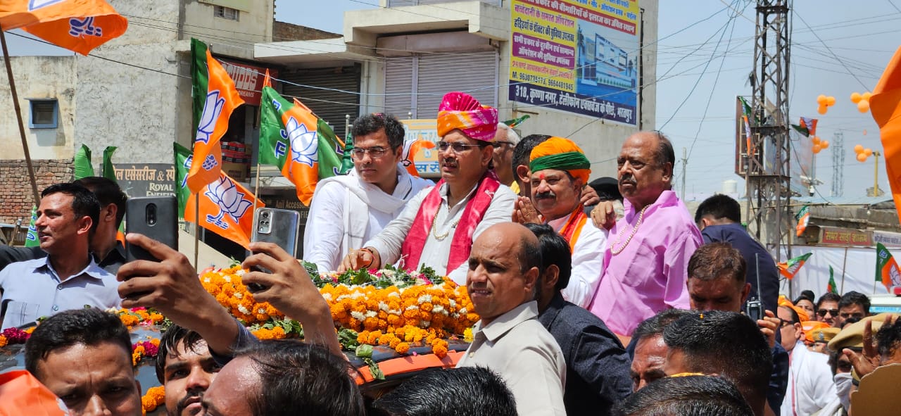 सीएम के साथ ओपन कार में प्रत्याशी रामस्वरूप कोली।