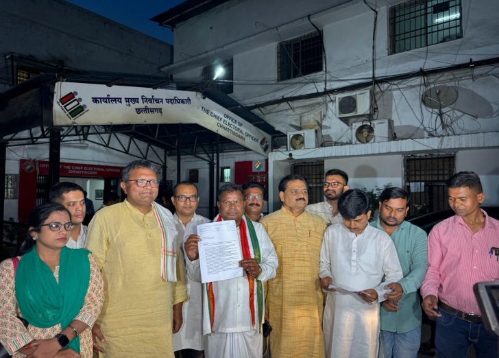 बीजेपी नेताओं और उनके मददगारों की शिकायत करने पहुंचे थे कांग्रेस नेता।
