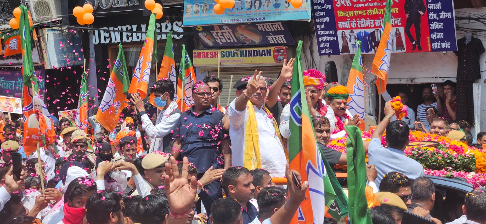 मुख्यमंत्री के साथ कार में मंत्री जवाहर सिंह बेढम भी मौजूद हैं।