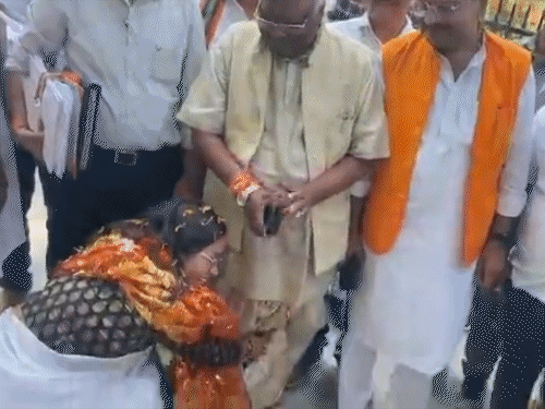 सरगुजा में शशि सिंह ने चिंतामणि महाराज के पैर छूए।
