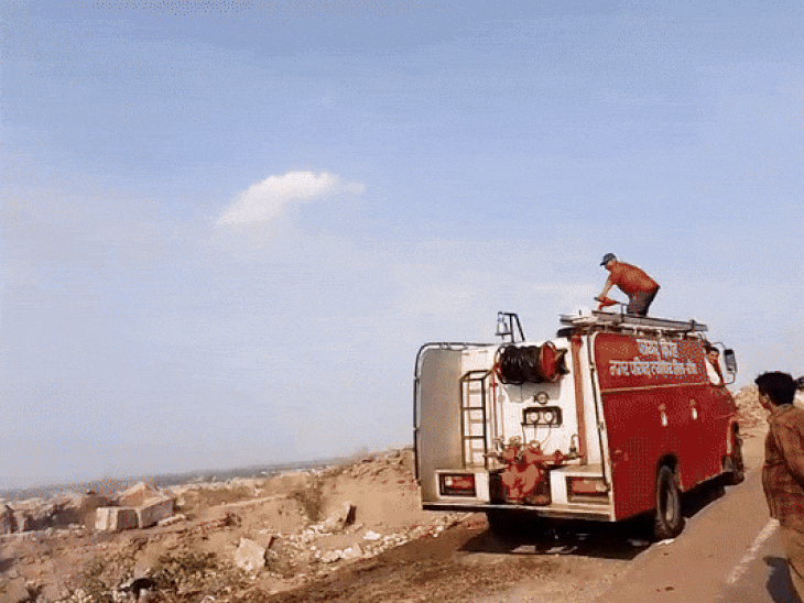 LPG gas loaded truck overturned in Sohagi hill of Rewa