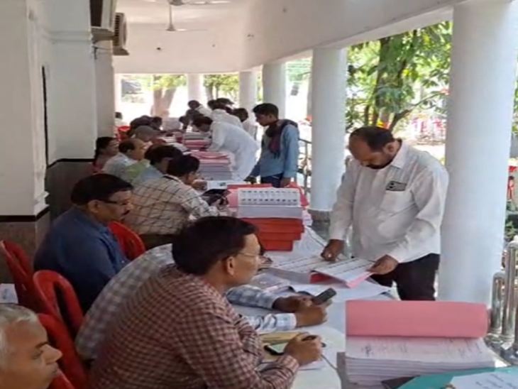 कलेक्ट्रेट में बैठे कर्मचारी।