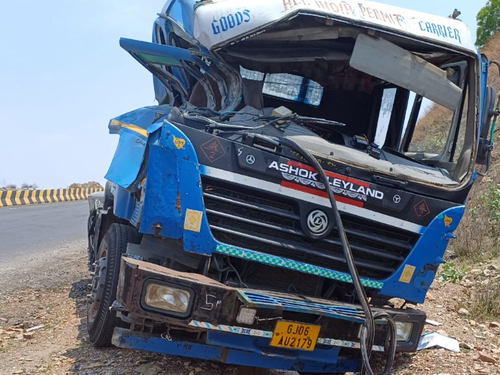 LPG gas loaded truck overturned in Sohagi hill of Rewa