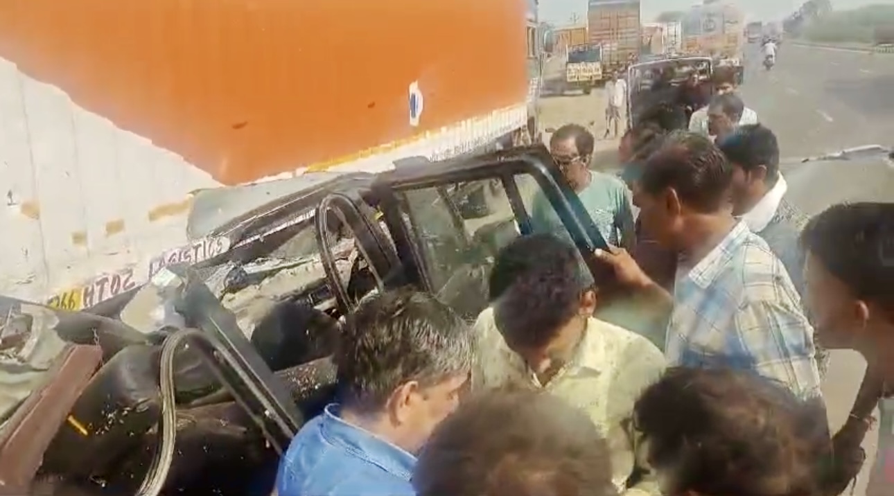 हादसे में स्कॉर्पियो बुरी तरह से पिचक गई।