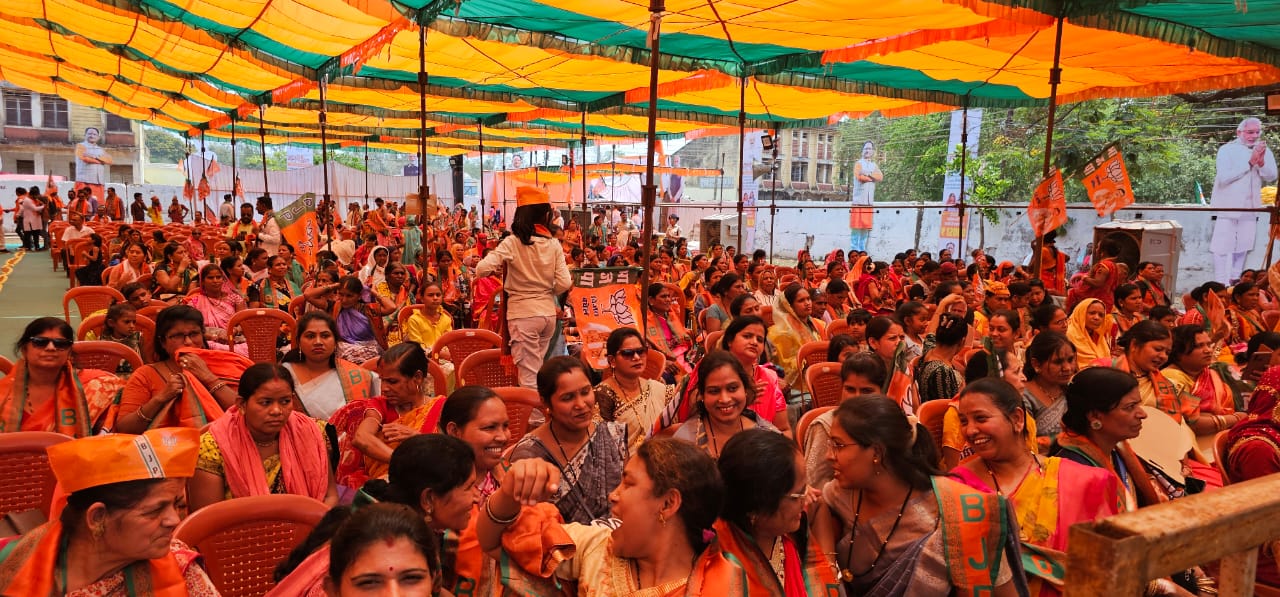 मानस भवन में विजय बघेल की सभा में उमड़ी लोगों की भीड़।