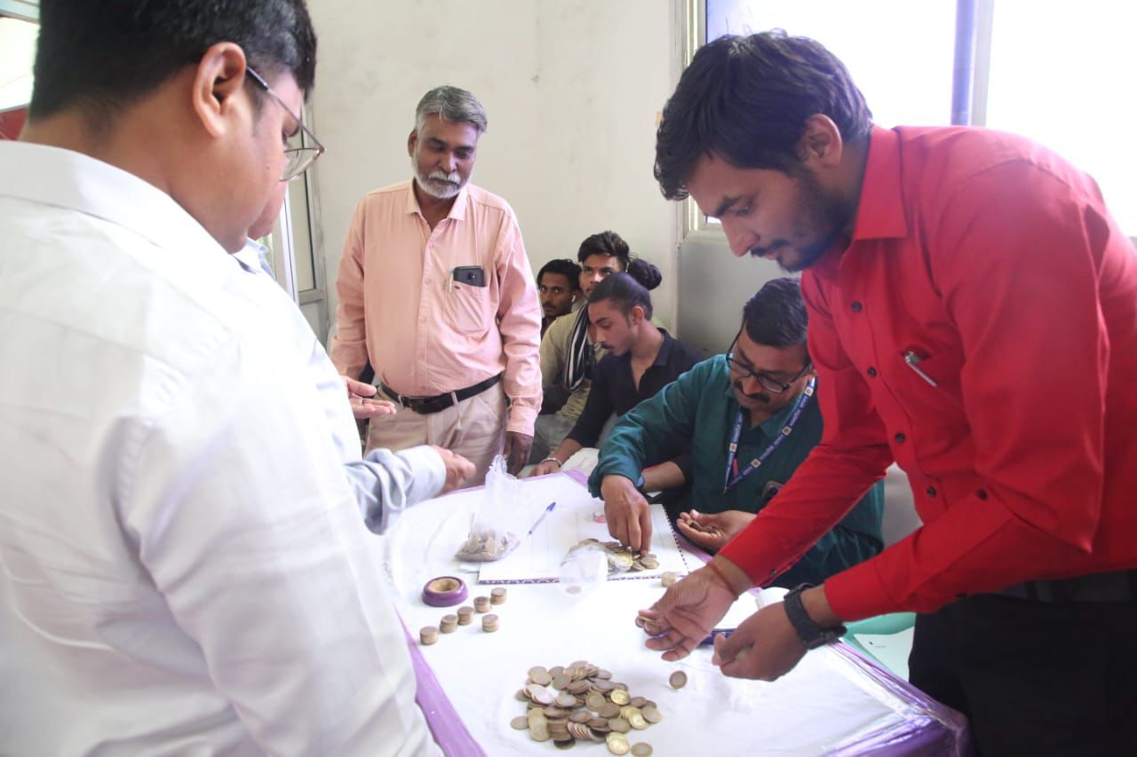 मानव समाधान पार्टी के प्रत्याशी संजय सरोज के साथ पांच लोग चिल्लर की बोरियां लेकर आए। चिल्लर गिनते नामांकन की ड्यूटी में लगे कर्मचारी।