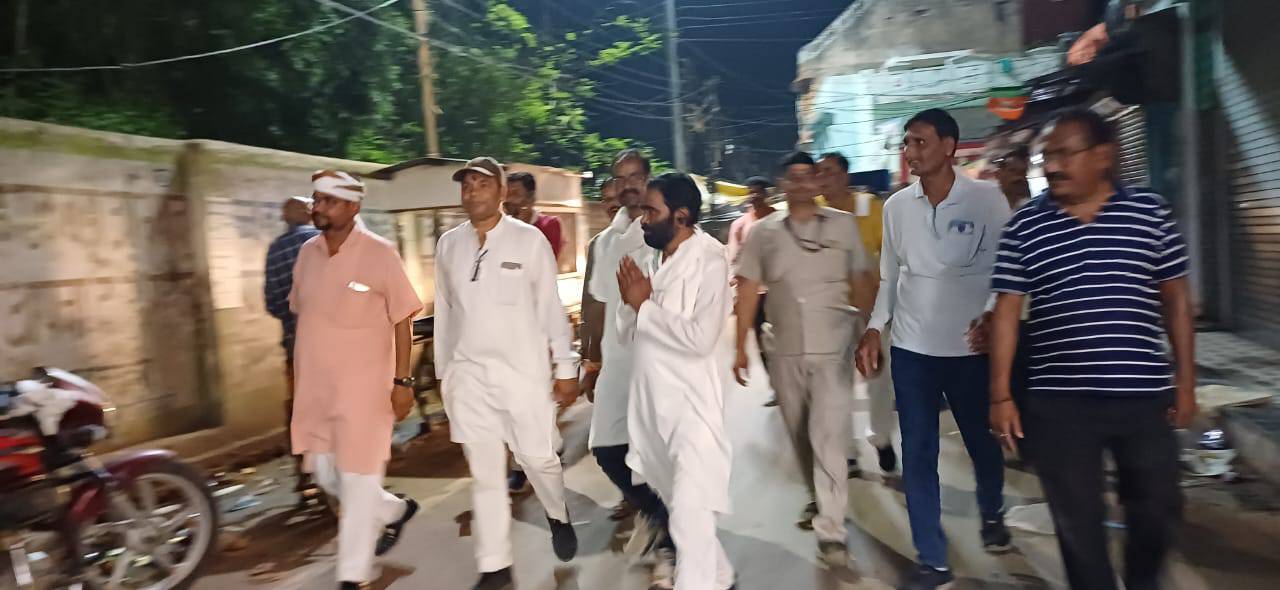 कांग्रेस उम्मीदवार फुंदेलाल मार्को कार्यकर्ताओं के साथ जनसंपर्क करते हुए।