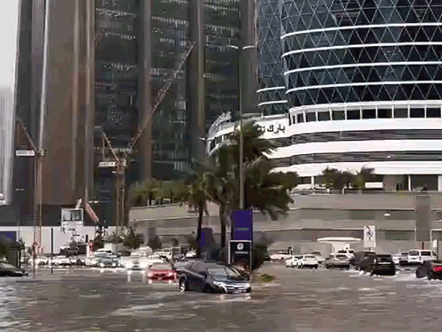 UAE में तेज बारिश से सड़कें तालाब बन गई हैं। - Dainik Bhaskar