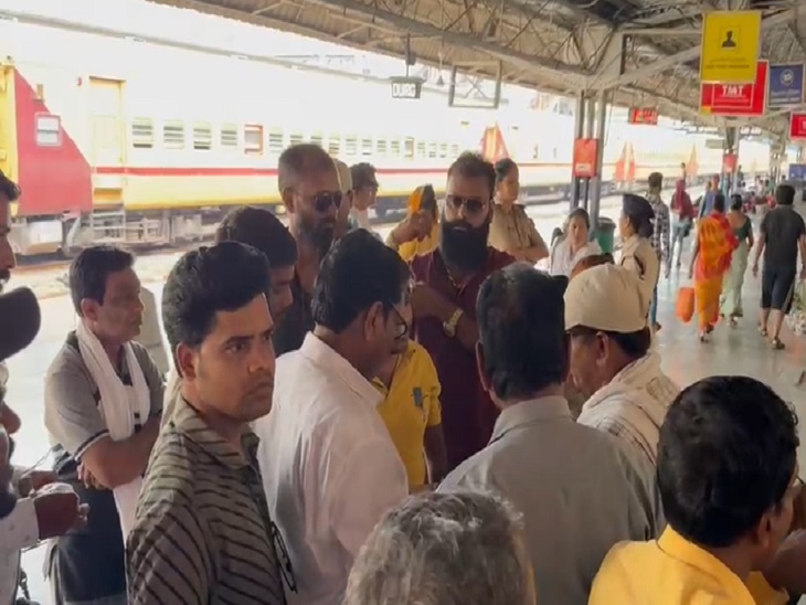 दुर्ग रेलवे स्टेशन में बाबा साहेब की फोटो फेंकने को लेकर प्रदर्शन - Dainik Bhaskar