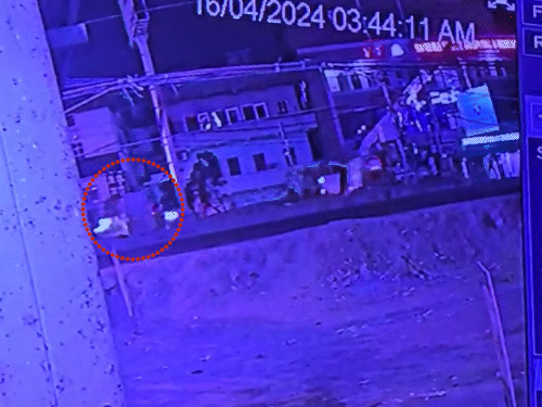 सीसीटीवी में कैद हुआ हादसा। क्रेन से टकराते दिखा ऑटो।