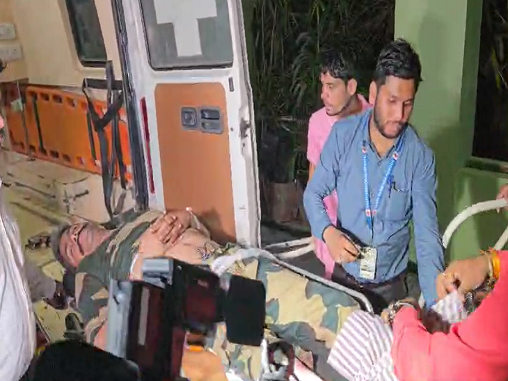 घायल जवानों को रायपुर के निजी अस्पताल में भर्ती कराया गया।