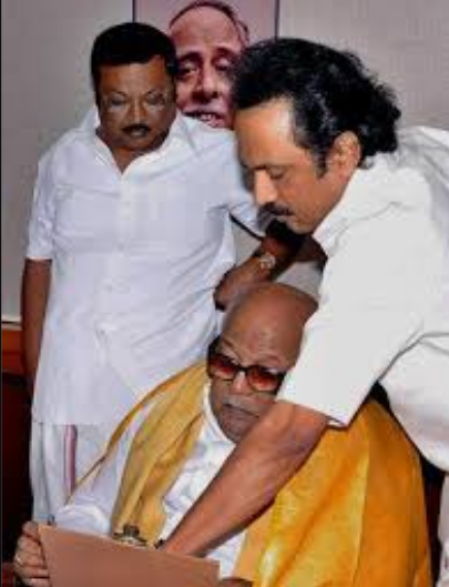 इस तस्वीर में अपने दो बेटों अलागिरी (बाएं) और स्टालिन (दाएं) के साथ दक्षिण भारत के सबसे ताकतवर नेताओं में से एक पूर्व CM करुणानिधि।