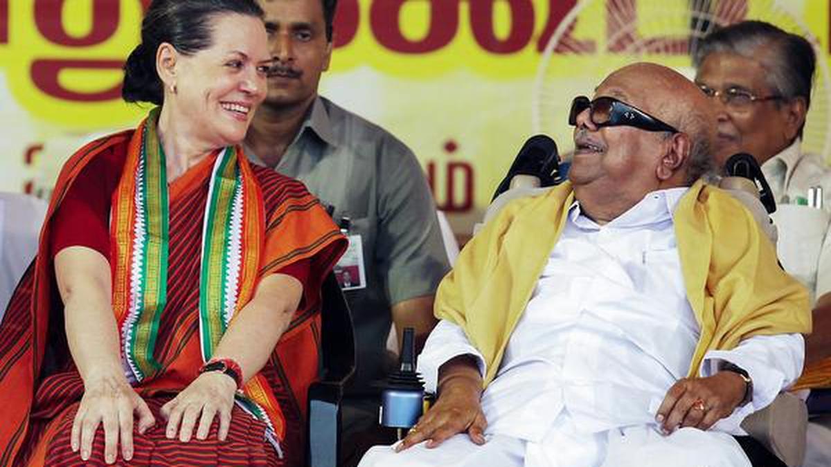 एक सभा को संबोधित करने से पहले मंच पर सोनिया गांधी के साथ करुणानिधि।