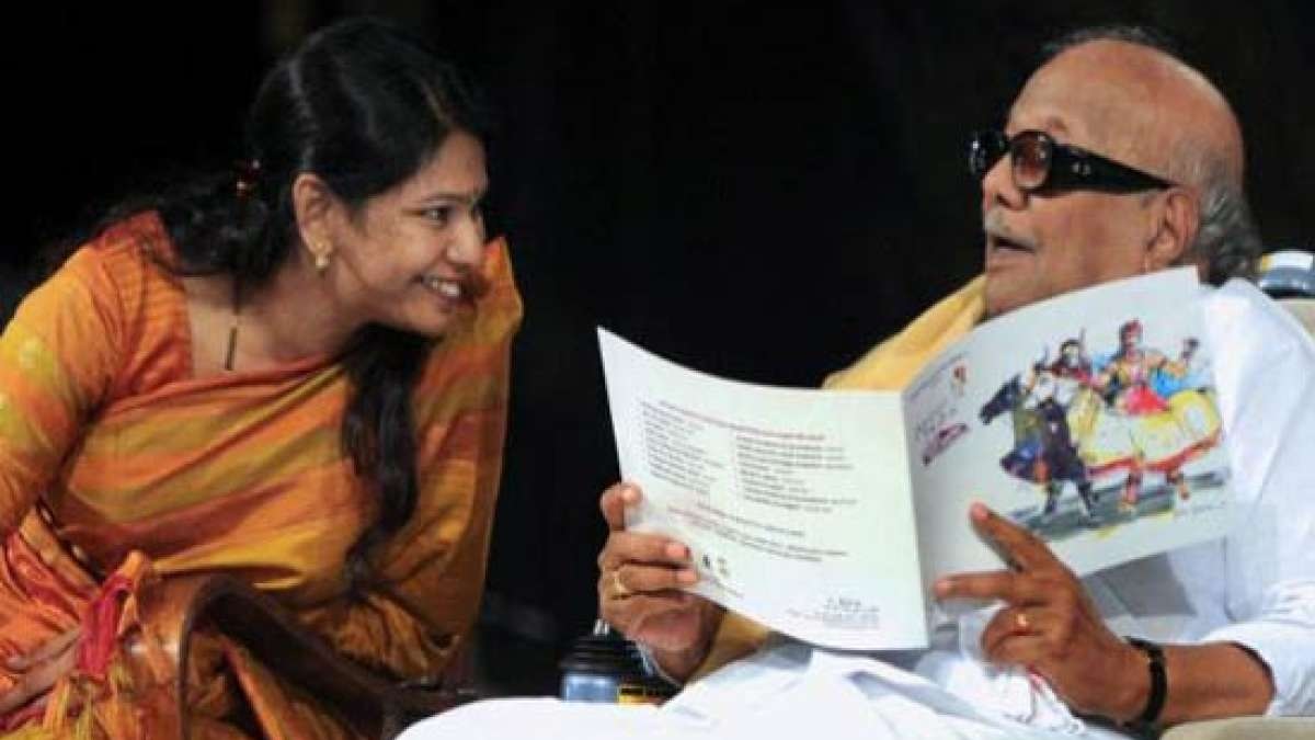 पूर्व मुख्यमंत्री करुणानिधि के साथ उनकी बेटी कनिमोझी नजर आ रही हैं। काफी कम दिल्ली आने वाले और अपने करीबी नेताओं से सरकार तक मैसेज भिजवाने वाले करुणानिधि को 2011 में जेल में बंद अपनी बेटी से मिलने दिल्ली आना पड़ा था।