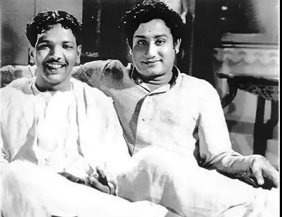 ये तस्वीर तमिल फिल्म एक्टर शिवाजी गणेशन और तमिल सिनेमा के सबसे बेहतरीन डायलॉग राइटर माने जाने वाले उनके दोस्त एम. करुणानिधि की है।