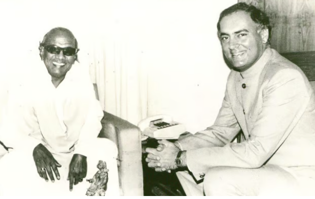 DMK प्रमुख रहे करुणानिधि इस तस्वीर में उस वक्त के PM राजीव गांधी के साथ बैठे नजर आ रहे हैं। 1985 विधानसभा चुनाव में दोनों ने एक-दूसरे को मेंढक और केकड़ा कहा था।
