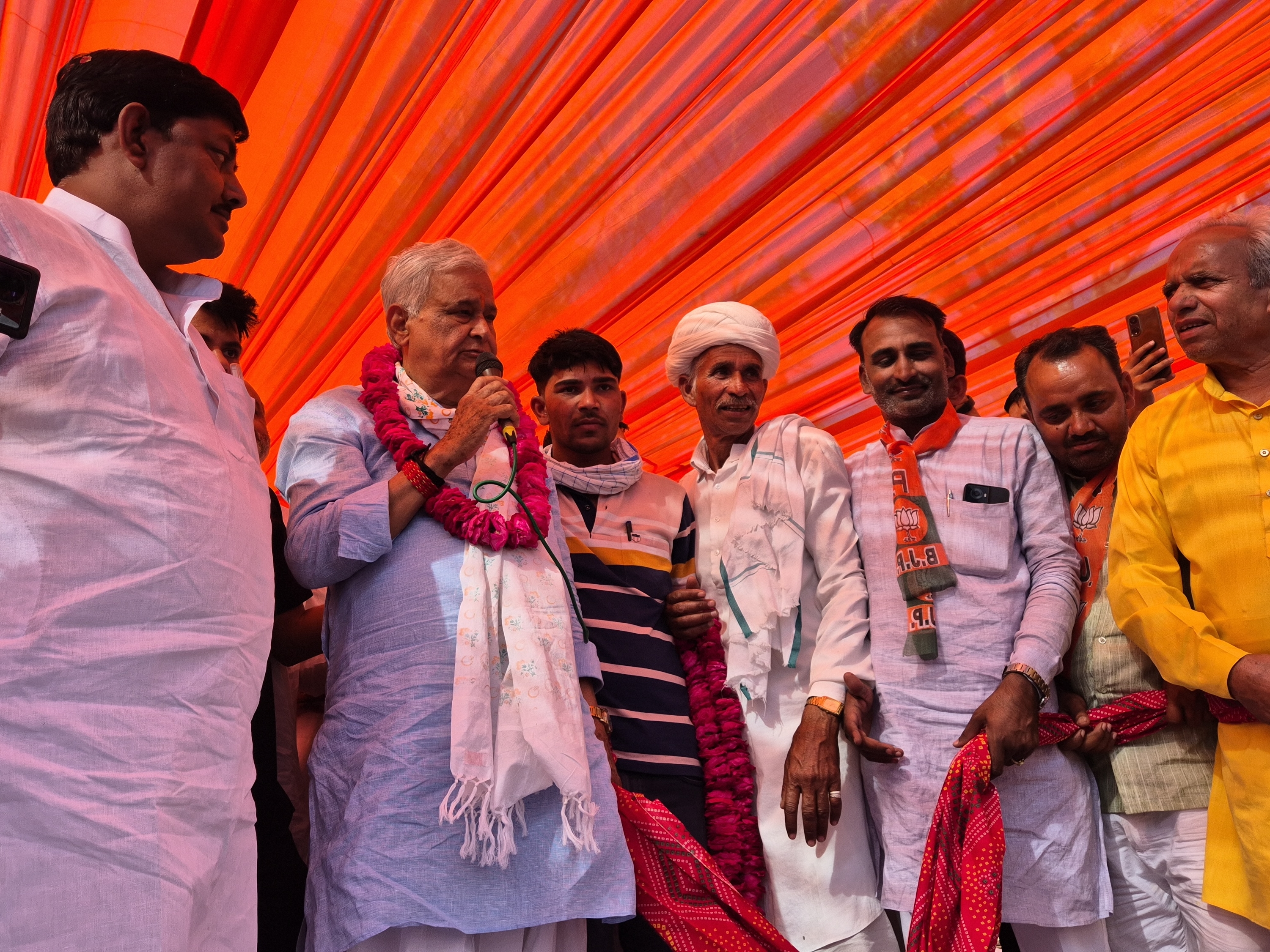 साफा बांधने से पहले किरोड़ी लाल मीणा ने कहा-मेरे इस साफे की लाज रखोगे तभी ही मैं साफे को बांधूगा।