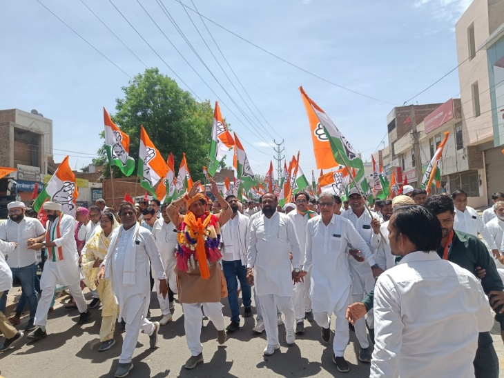 कांग्रेस प्रत्याशी कुलदीप इंदौरा ने बुधवार को कार्यकर्ताओं के साथ टाउन शहर में रोड शो कर जनसमर्थन जुटाया। - Dainik Bhaskar