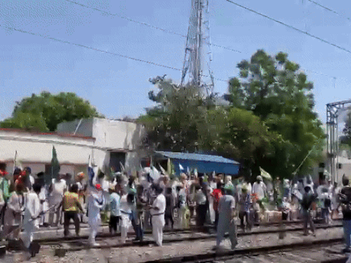 शंभू रेलवे स्टेशन पर ट्रैक पर बैठे किसान।