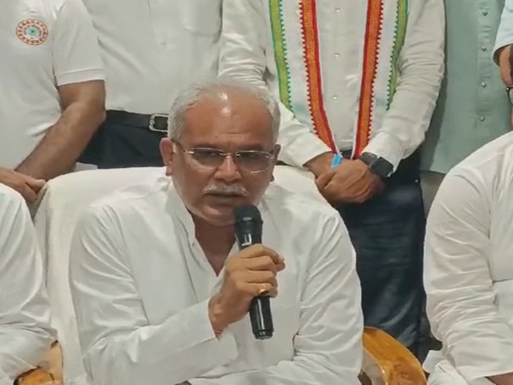 कवर्धा में कांग्रेस नेताओं के बीच भूपेश बघेल ने मुठभेड़ को लेकर बयान दिया।