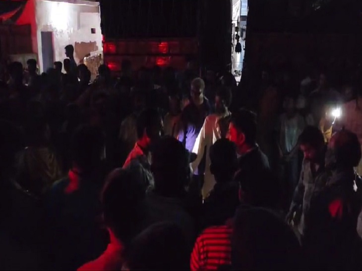 चक्का जाम के दौरान मौजूद भीड़ और उन्हें समझाते पुलिस अधिकारी