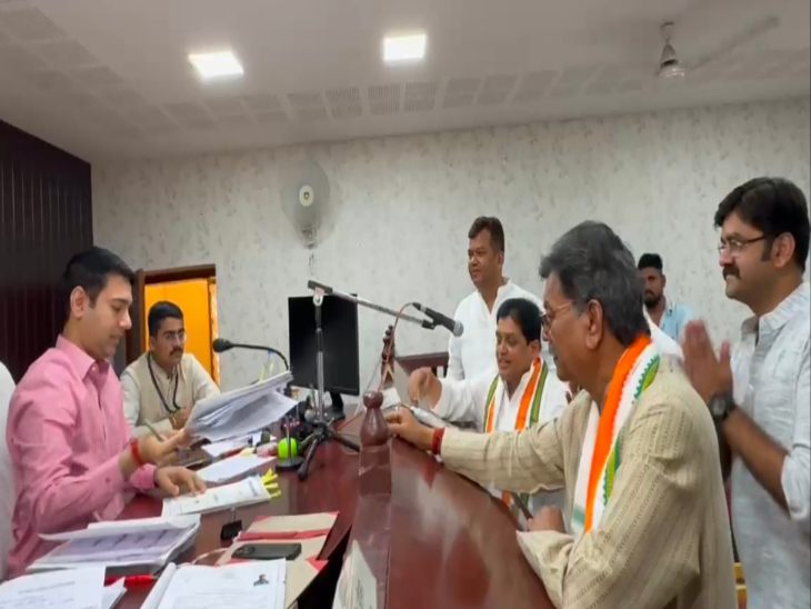 कांग्रेस प्रत्याशी शिवकुमार डहरिया ने अपना नामांकन दाखिल किया।