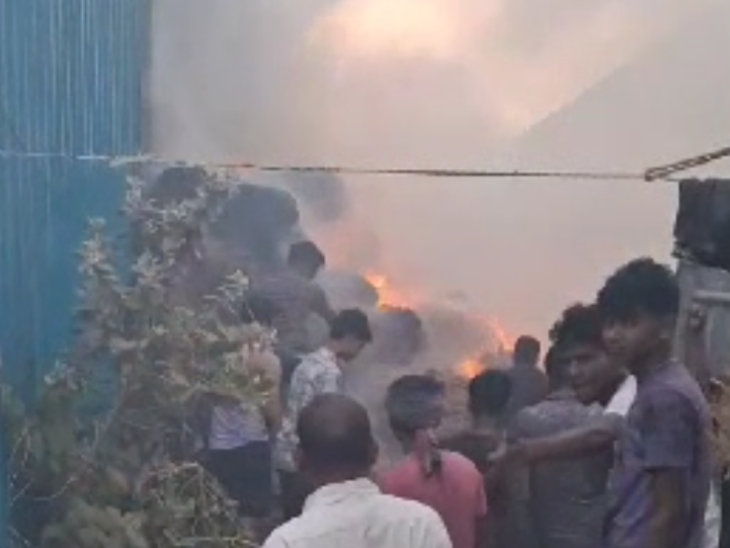 आगलगी के बाद मौके पर जुटे लोग