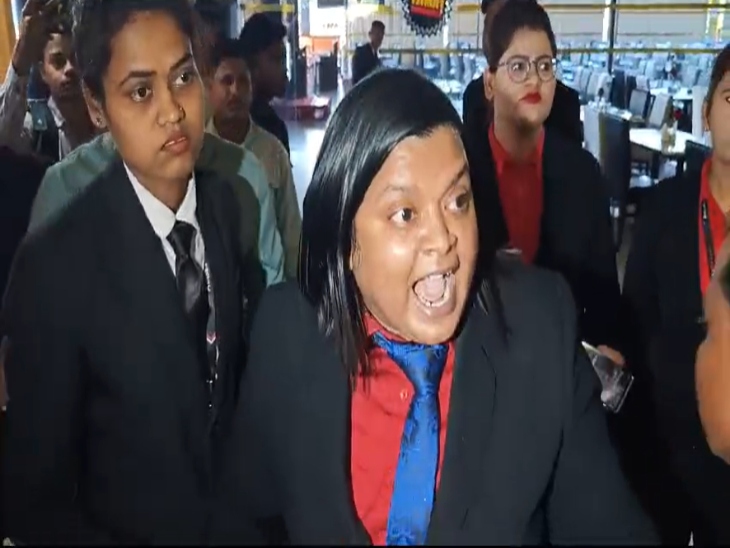 कवरेज के दौरान अशोका बिरयानी सेंटर के कर्मचारियों ने पत्रकारों से मारपीट की।