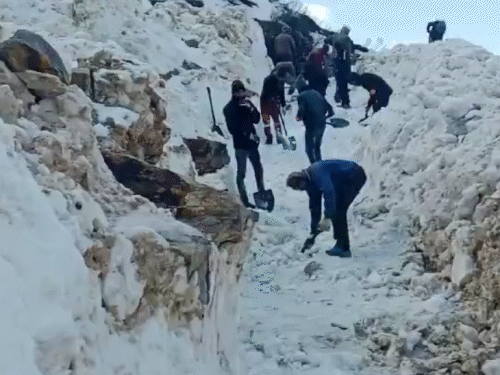 उत्तराखंड सरकार का टूरिज्म डिपार्टमेंट चारधाम यात्रा मार्ग से बर्फ हटवा रहा है।