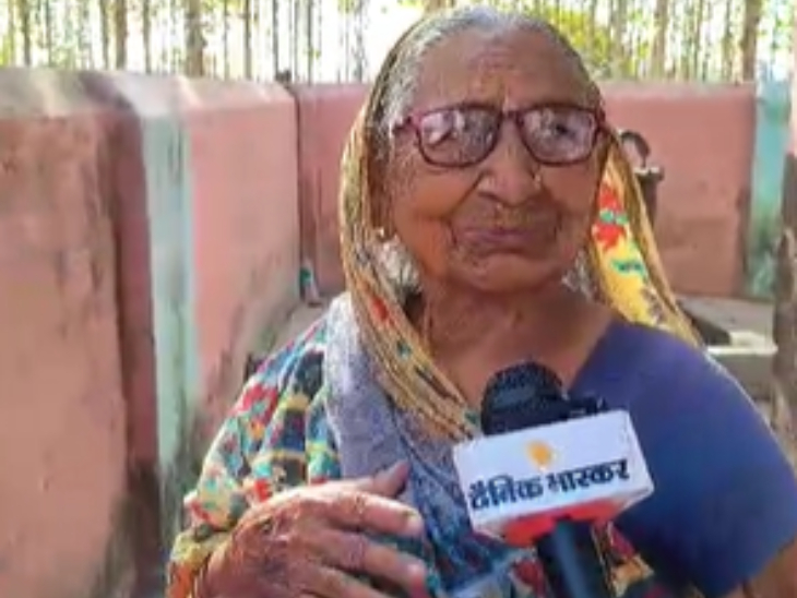 सिया देवी ने कहा नरेंद्र मोदी को वोट देने आए हैं।